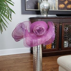 Diva, Derby Lilac hat